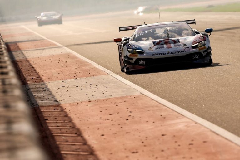 Équipe UK remporte l'argent en GT aux Motorsport Games 2024