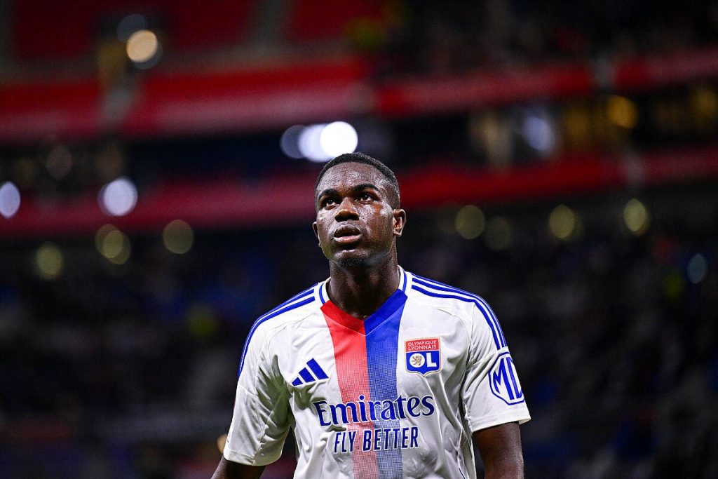 Ernest Nuamah reste à l'OL : un choix déterminant pour sa carrière