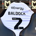 Hommage Émotionnel des MK Dons à George Baldock Avant le Match