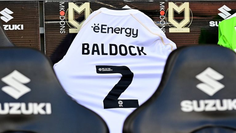 Hommage Émotionnel des MK Dons à George Baldock Avant le Match