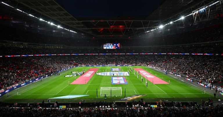 Hommage à Lord Ouseley avant le match Angleterre-Grèce