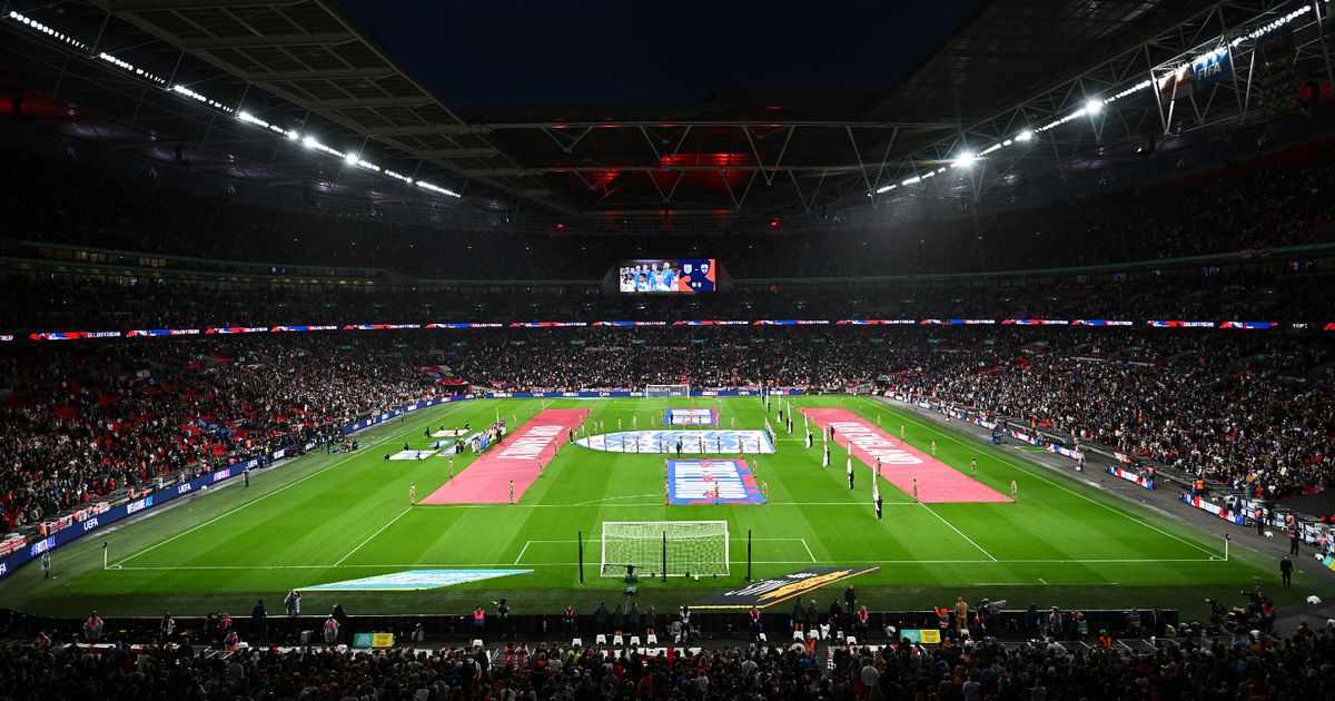 Hommage à Lord Ouseley avant le match Angleterre-Grèce