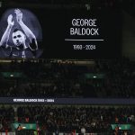 Hommage émouvant à George Baldock lors du match Angleterre-Grèce