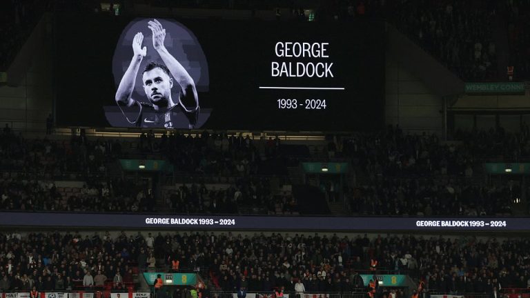 Hommage émouvant à George Baldock lors du match Angleterre-Grèce