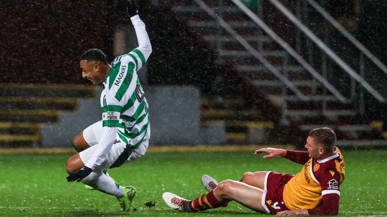 Inquiétude pour Adam Idah après un mauvais tacle à Motherwell