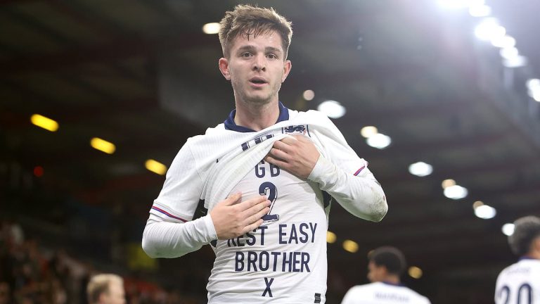 James McAtee brille et rend hommage à George Baldock en U21