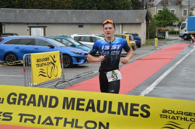 Kieran Divaret et Adélaïde Treujou vainqueurs du triathlon à La Chapelle