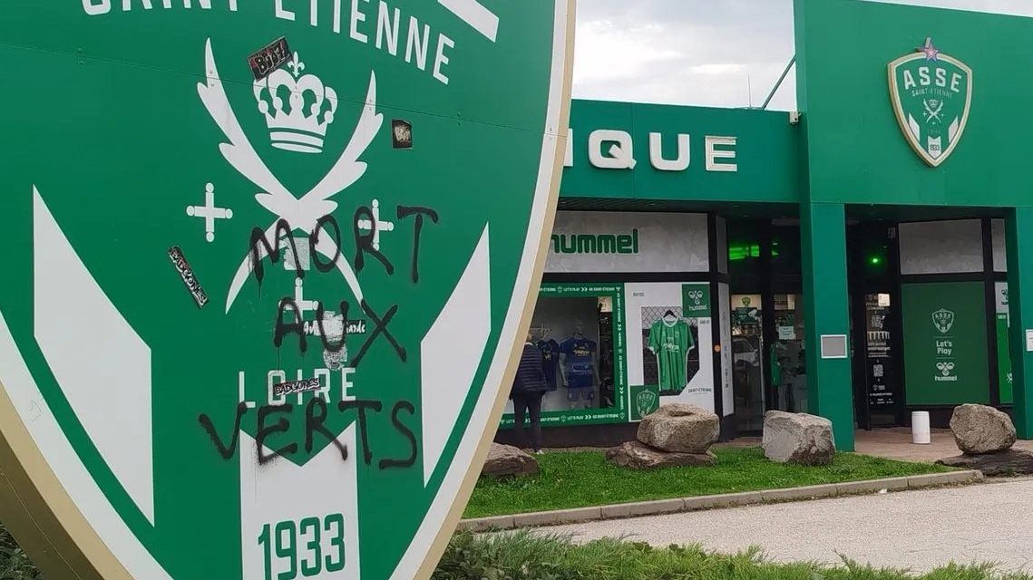 L'ASSE porte plainte après des tags insultants par des Lyonnais