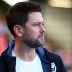 Le manager d'Oxford United reçoit des soins après un malaise