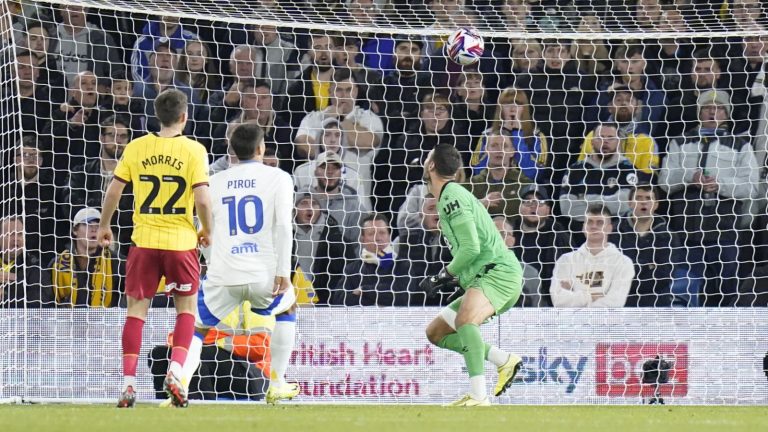 Leeds United bat Watford 2-1 : Ramazani et Aaronson décisifs