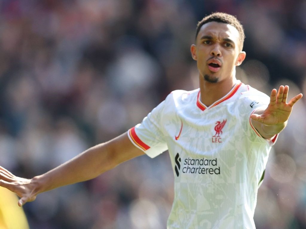 Liverpool surveille trois arrières droits pour remplacer Alexander-Arnold