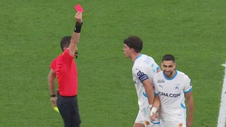 Neal Maupay expulsé après deux cartons jaunes en 3 minutes