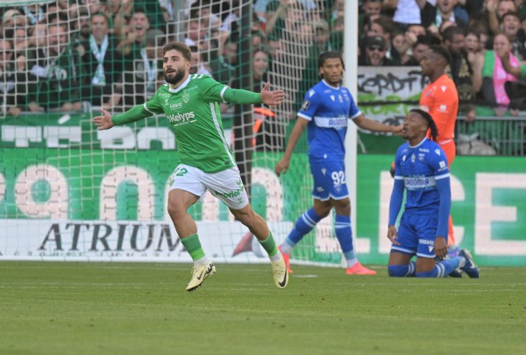 Saint-Etienne s'impose 3-1 contre Auxerre en Ligue 1