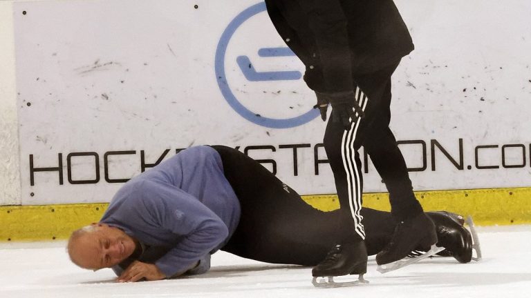 Steve Redgrave fait ses débuts sur la glace avec des chutes dramatiques