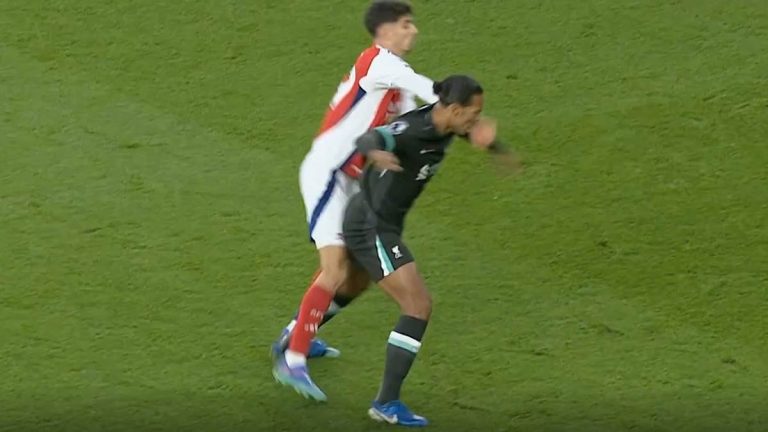 Virgil van Dijk : Faut-il le sanctionner pour son geste violent ?