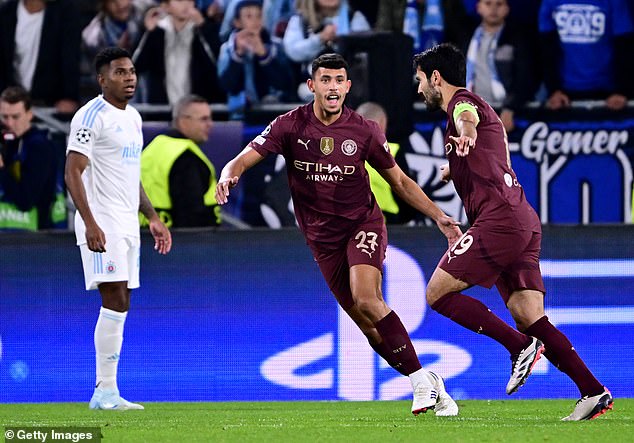 Matheus Nunes, centre, joué lors de la victoire de Man City contre Slovan Bratislava