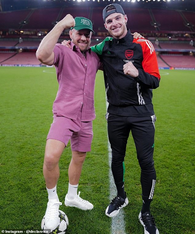 Conor McGregor avec Declan Rice sur le terrain de l'Emirates