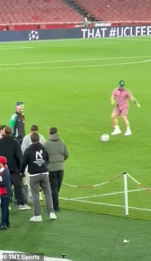 McGregor teste ses compétences au football après le match