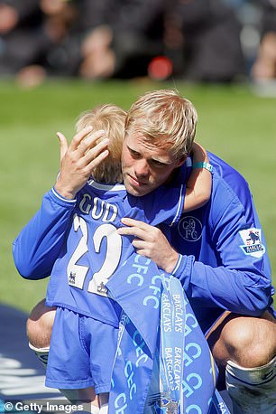 Andri Gudjohnsen avec son père lors des célébrations de Chelsea