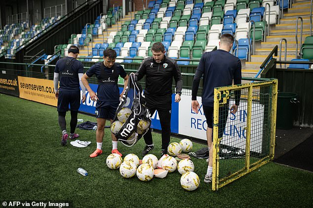 Les New Saints retournent à la maison après leur match en Italie avec Ryanair.