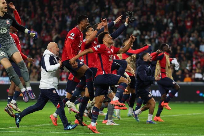 Les joueurs et le staff du LOSC célèbrent avec leurs supporteurs la victoire décrochée à domicile face au Real Madrid (1-0), le 2 octobre 2024, lors de la deuxième journée de la Ligue des champions.