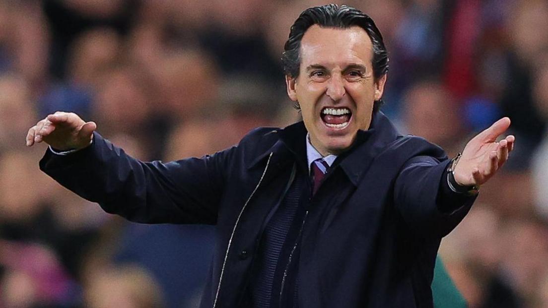 Unai Emery gesticulant sur la touche lors d'un match