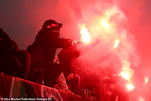 Fumigènes allumés par les supporters à Ferencvaros