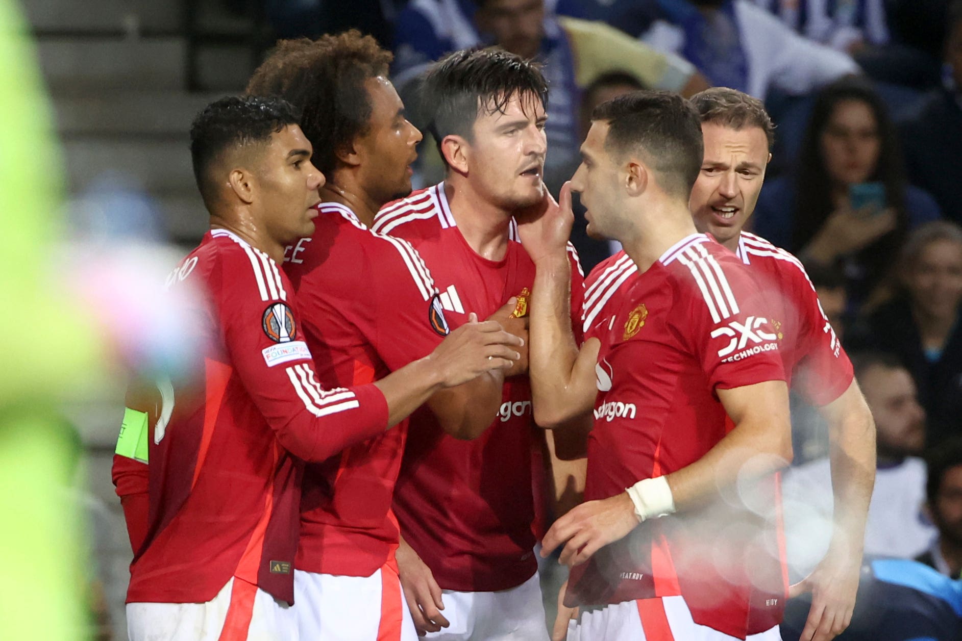 Harry Maguire, centre, a égalisé pour Manchester United avec un but tardif.