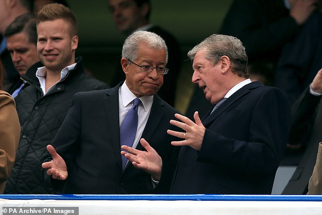 Lord Ouseley avec l'ancien entraîneur de l'Angleterre, Roy Hodgson, à Stamford Bridge en 2015