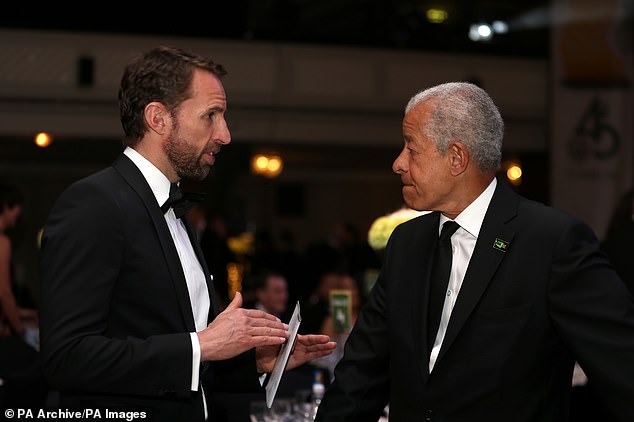 Lord Ouseley avec l'entraîneur des Anglais, Gareth Southgate, lors de la création de l'organisation en 1993