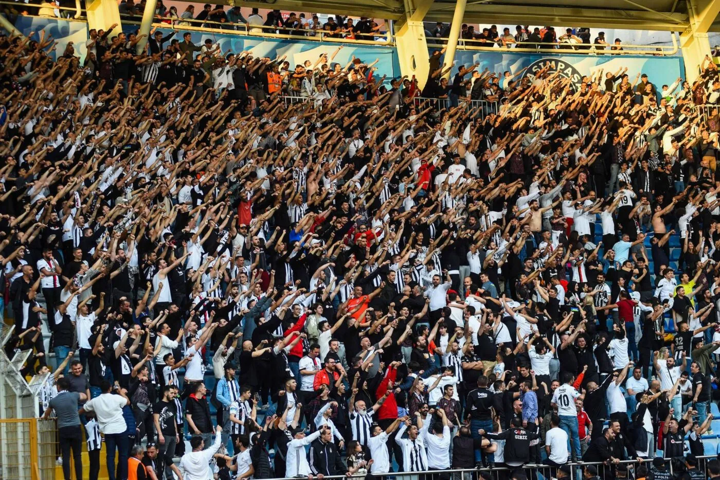 Les supporters du Beşiktaş privés de déplacement au Groupama Stadium