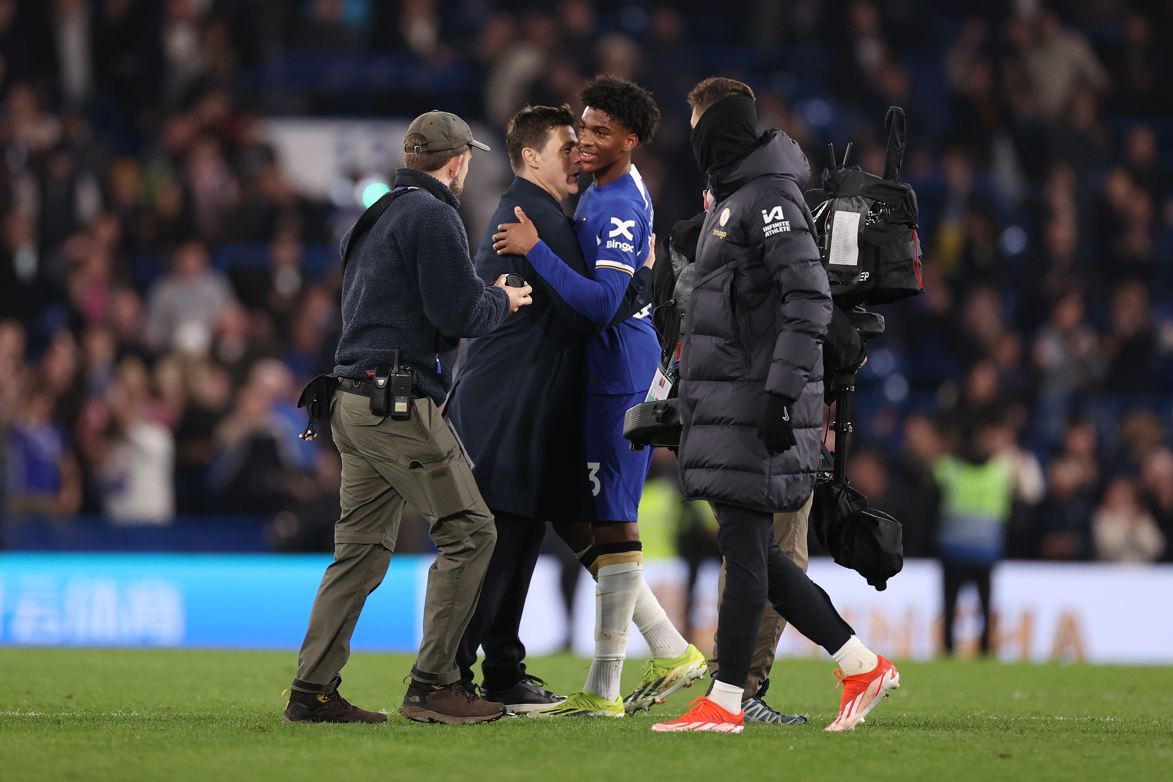 Josh Acheampong félicité par Mauricio Pochettino