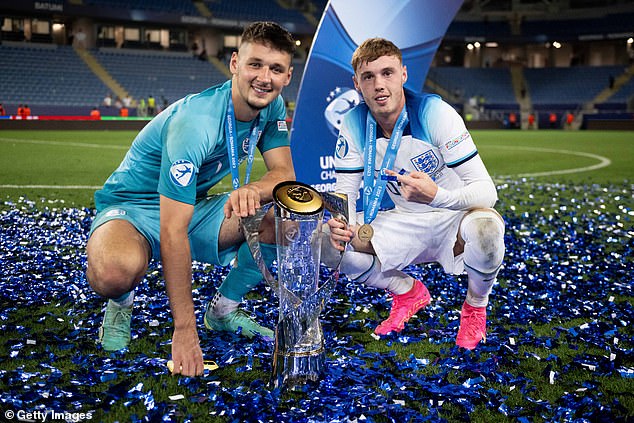 Cole Palmer et James Trafford celebrant le titre de champion d'Europe U21