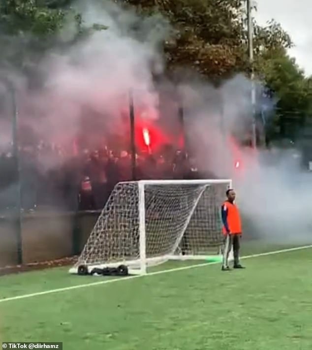 Ultras du PSG avec des fumigènes