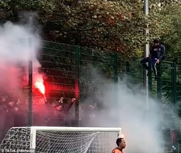 Un autre ultra du PSG sur une clôture