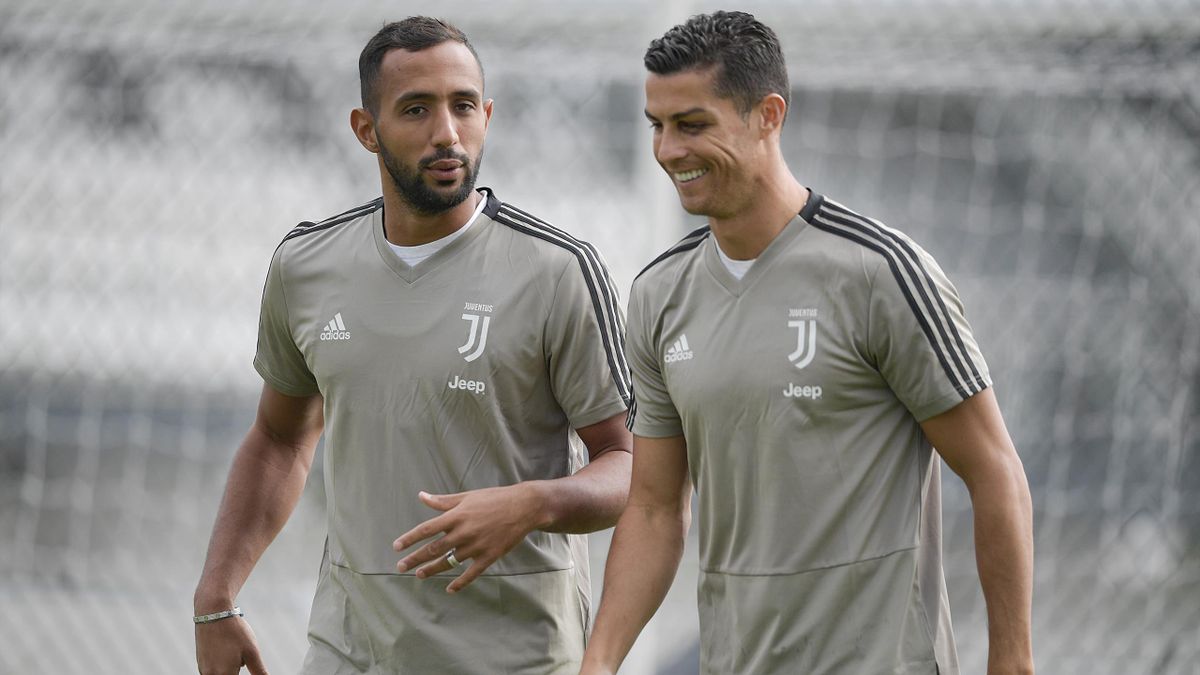 Medhi Benatia souriant avec Cristiano Ronaldo en 2018.