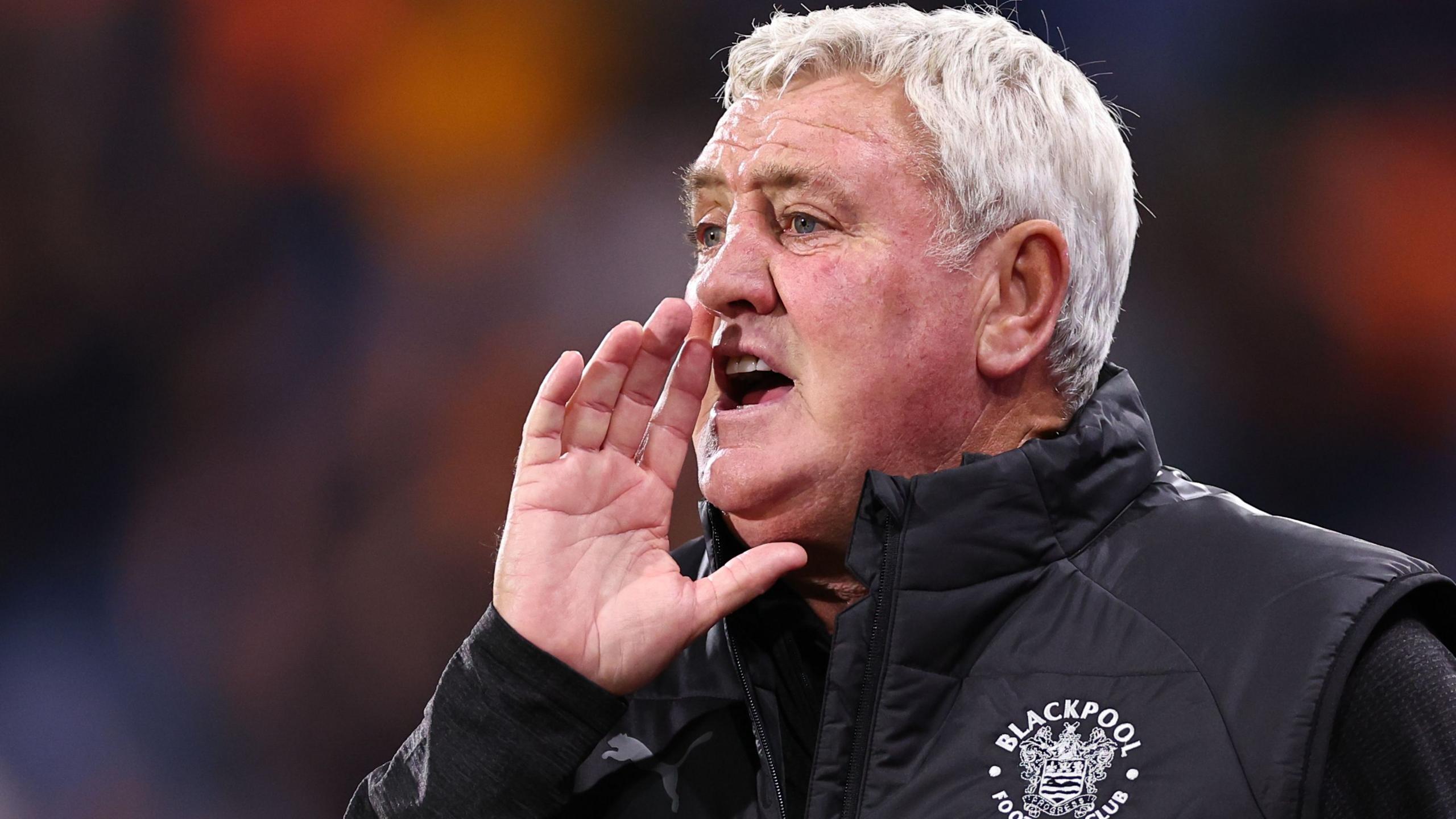 Steve Bruce sur la ligne de touche pour Blackpool