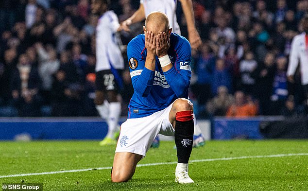 Vaclav Cerny se tient la tête après avoir manqué une occasion franche.