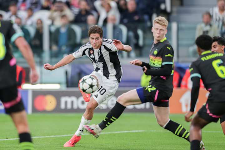 Kenan Yildiz de la Juventus (G) et Jerdy Schouten du PSV Eindhoven (D) en action