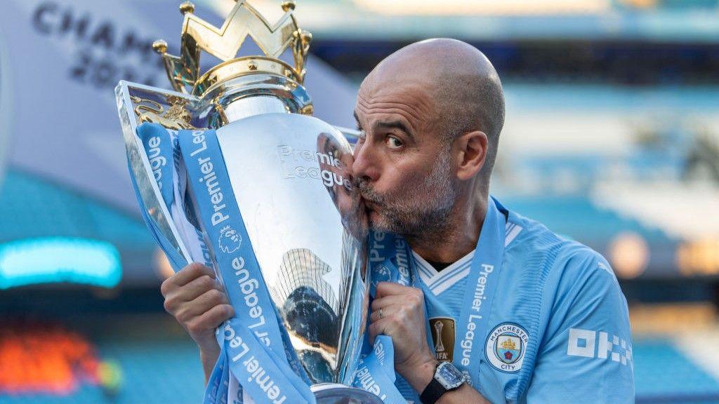 Pep Guardiola célèbre avec le trophée de la Premier League