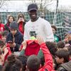 Sadio Mané, propriétaire du FC Bourges 18, aux côtés de jeunes joueurs du club