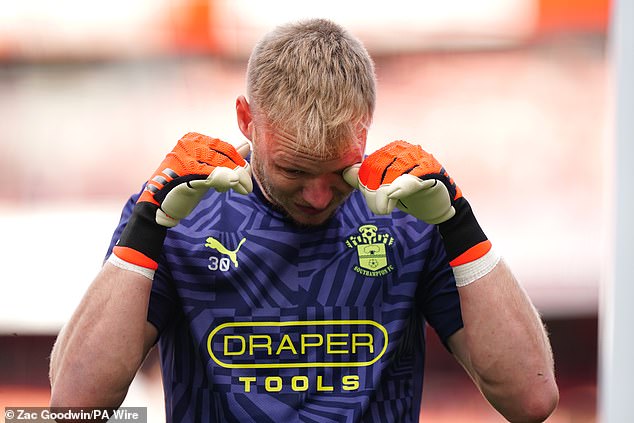 Ramsdale essuie ses larmes avec ses gants avant le match contre Southampton