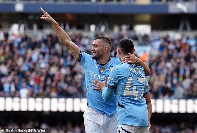 Kovacic célèbre son deuxième but avec Phil Foden.