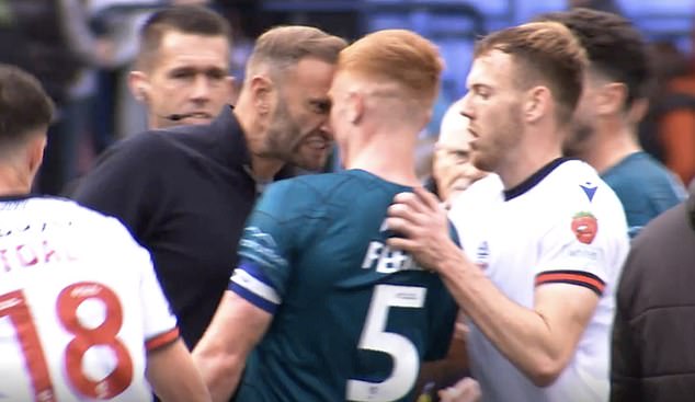 Evatt confronte le joueur de Shrewsbury, Josh Feeney