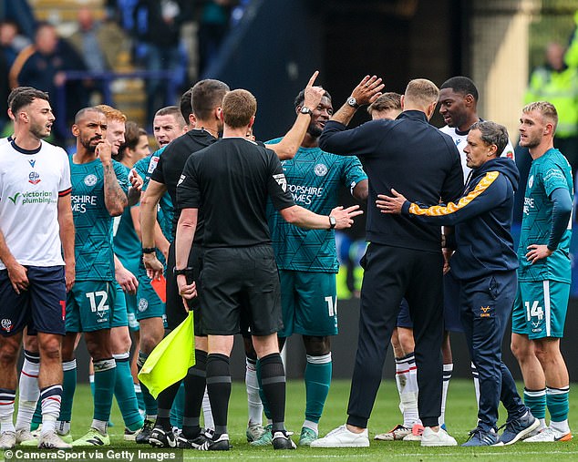 Scènes tendues à la fin du match entre Bolton et Shrewsbury Town