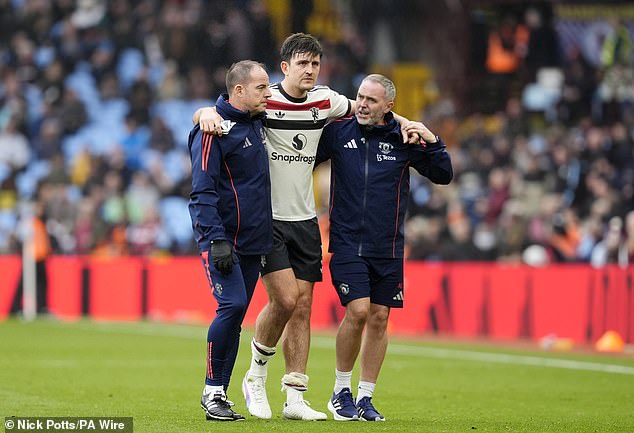 Harry Maguire devait quitter le terrain blessé contre Aston Villa.