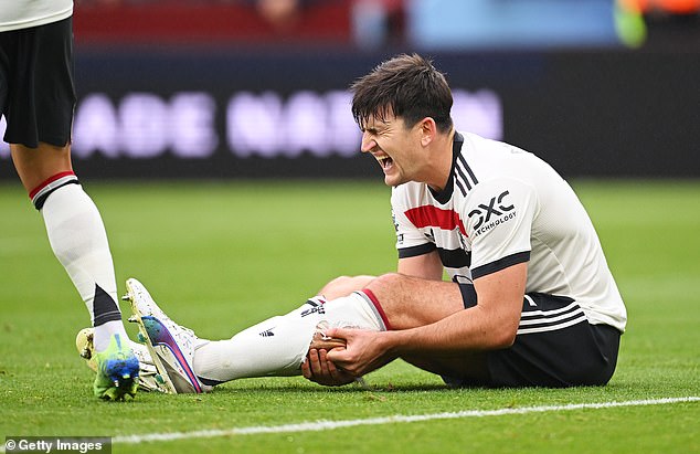 Maguire portant une botte de protection à sa sortie de Villa Park.