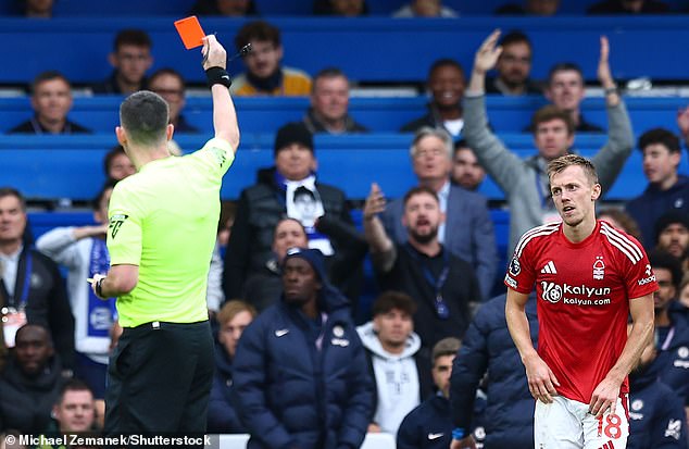 James Ward-Prowse expulsé pour un second carton jaune.