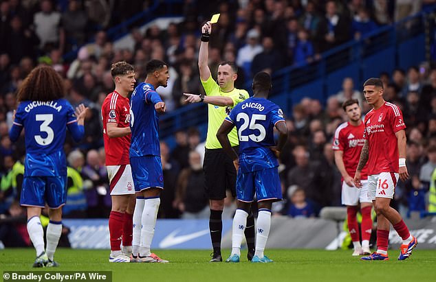 Chris Kavanagh a sanctionné neuf joueurs dans un match à Stamford Bridge.