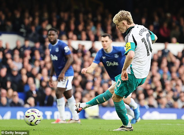 Anthony Gordon n'a pas réussi à marquer un penalty lors du match nul contre Everton